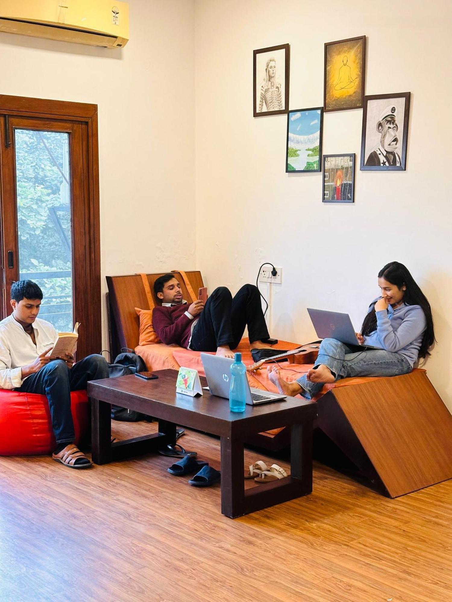 A Sleepy Fox Hostel Yeni Delhi Dış mekan fotoğraf