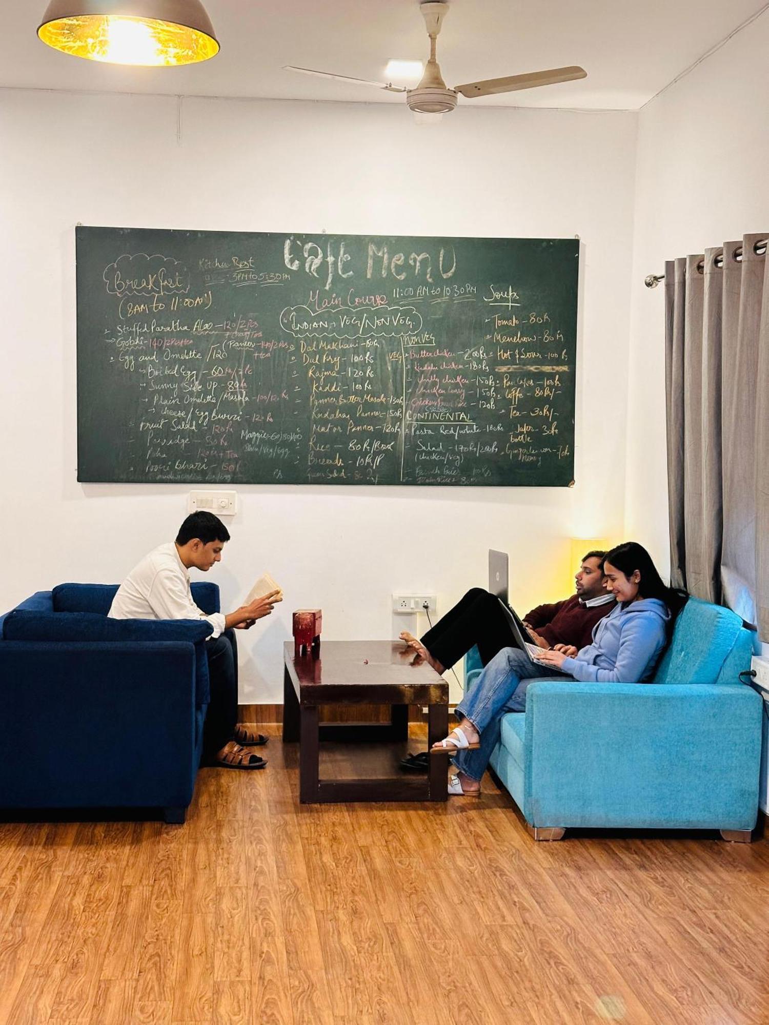 A Sleepy Fox Hostel Yeni Delhi Dış mekan fotoğraf