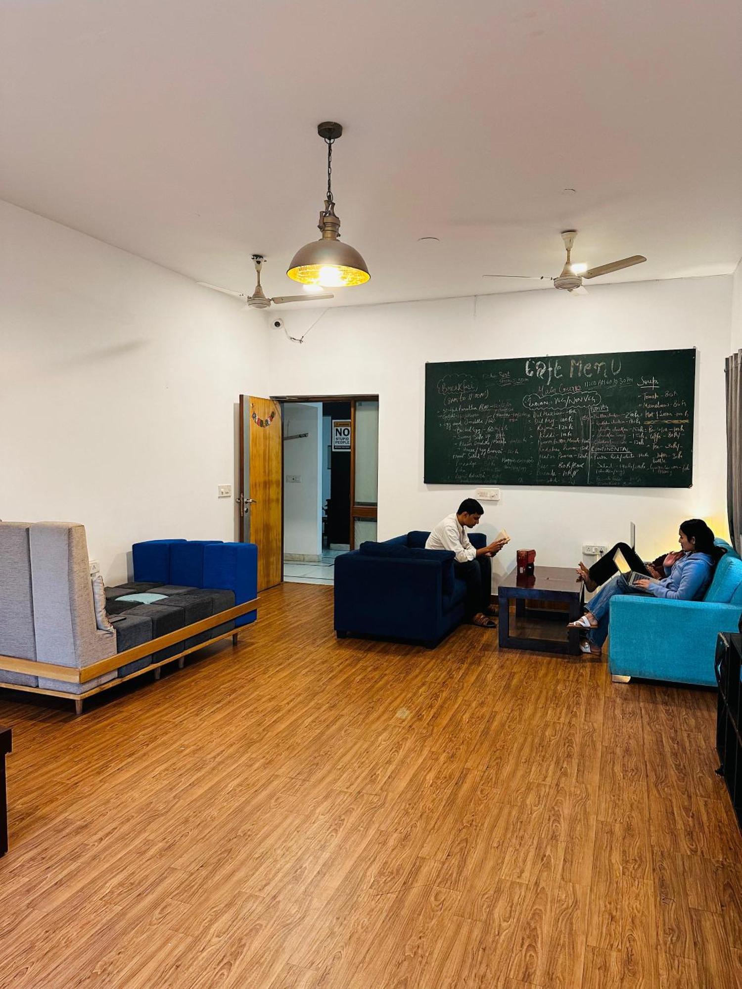 A Sleepy Fox Hostel Yeni Delhi Dış mekan fotoğraf
