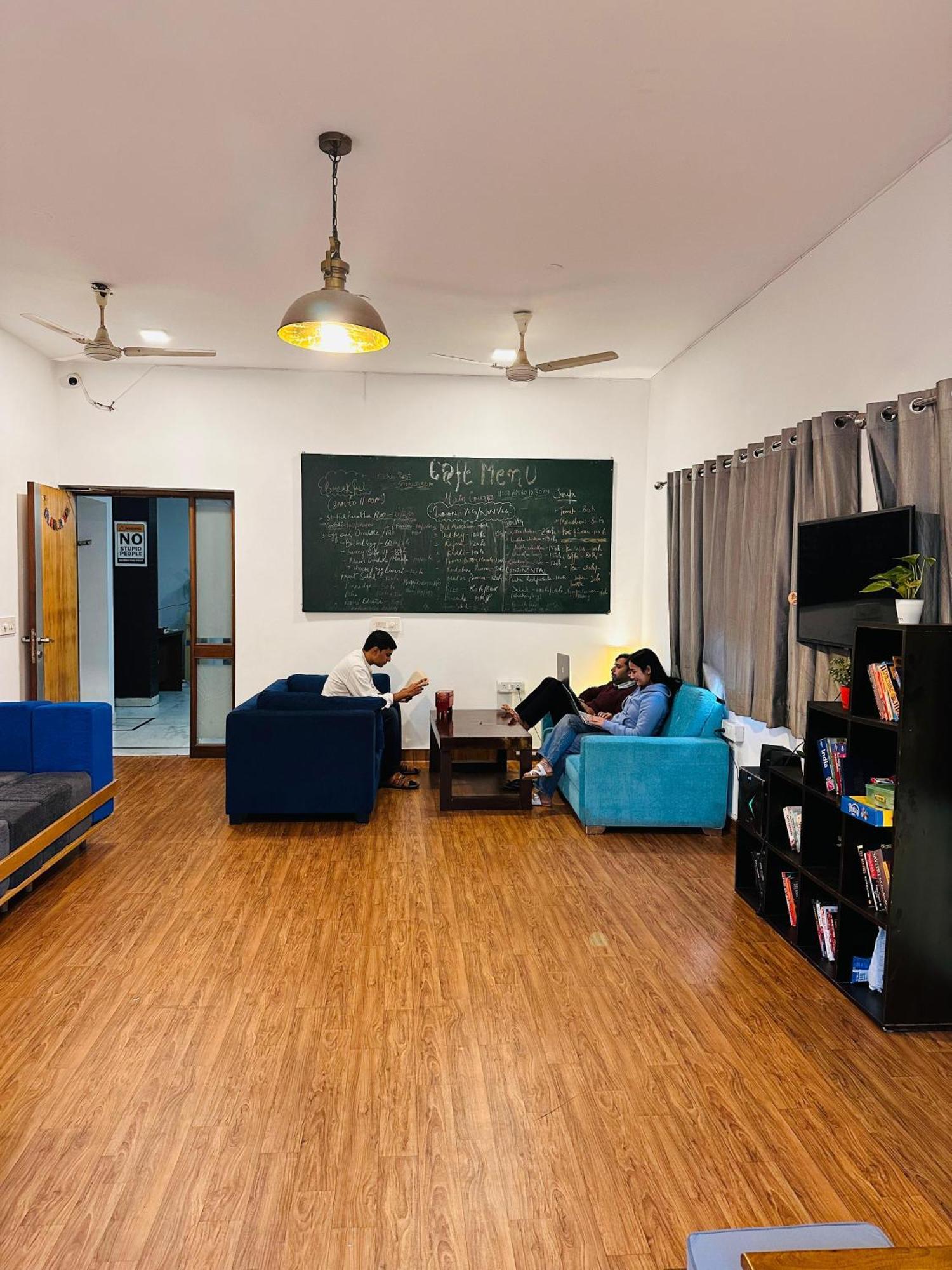 A Sleepy Fox Hostel Yeni Delhi Dış mekan fotoğraf